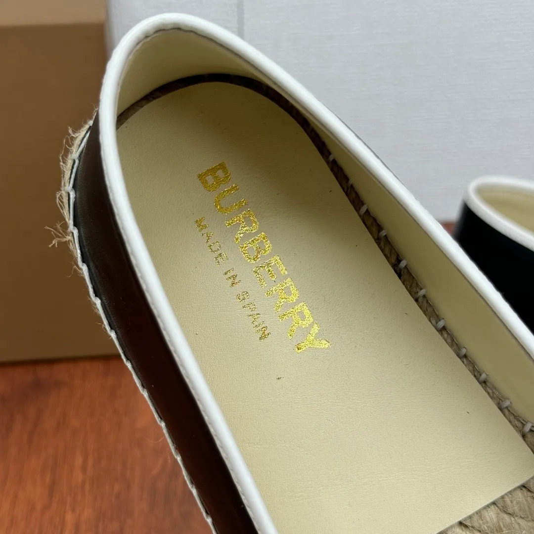 Batch 600 Burberry/Burberry new summer men's embroidered straw fisherman shoes, cool slip-on straw shoes! Encounter British fashion with Burberry espadrilles, a perfect blend of classic and fashionable. The unique printing on the upper is a manifestation of the brand's style. Every color and every pattern tells the story of England. Straw soles bring a natural texture, comfortable and chic. Whether you are strolling in the city streets or heading to the beach for vacation, it can add elegance and charm to you, easily become the center of attention, and start your own fashion journey. Classic knitted canvas upper, with thin calfskin lining suitable for summer, straw lining, genuine leather patch at the bottom of the heel, hemming technology, and Mark stitching details! Anti-slip rubber bottom layer, integrated injection molding of large LOGO letters and badges, multiple colors and styles to choose from, complete package! Size: 39-40-41-42-43-44 Normal size Item number: 2025-5 Printed black pink